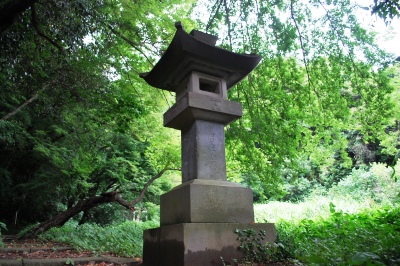石燈籠。安政5年（1858年）に長州藩が大江広元の墓に建立した。毛利家の家紋が彫られている。