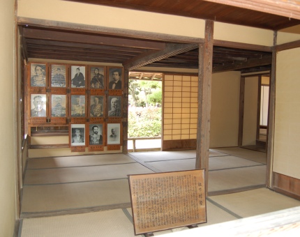 松下村塾内に飾られてある著名な門下生達の肖像写真