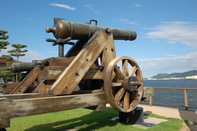 関門海峡の壇ノ浦砲台跡に復元された長州砲