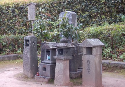 師である吉田松陰の墓の後ろに、師を見守るようにある高杉晋作の墓