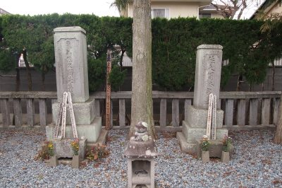 左：佐久間象山の墓、右：佐久間恪二郎の墓