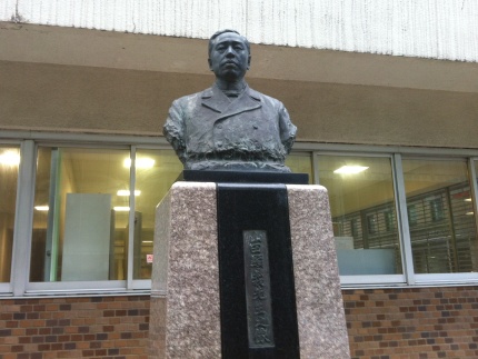 建学の祖として日本大学法学部本館の前に建てられている山田秋義の銅像