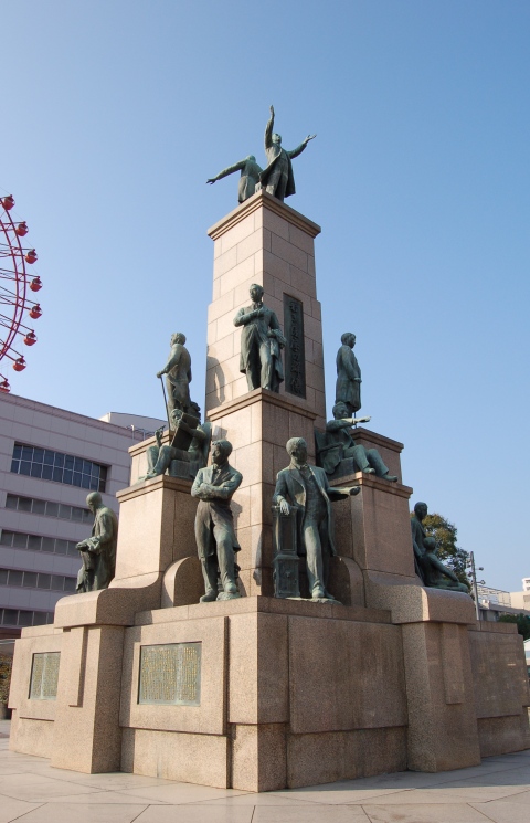 鹿児島中央駅前にある「若き薩摩の群像」像